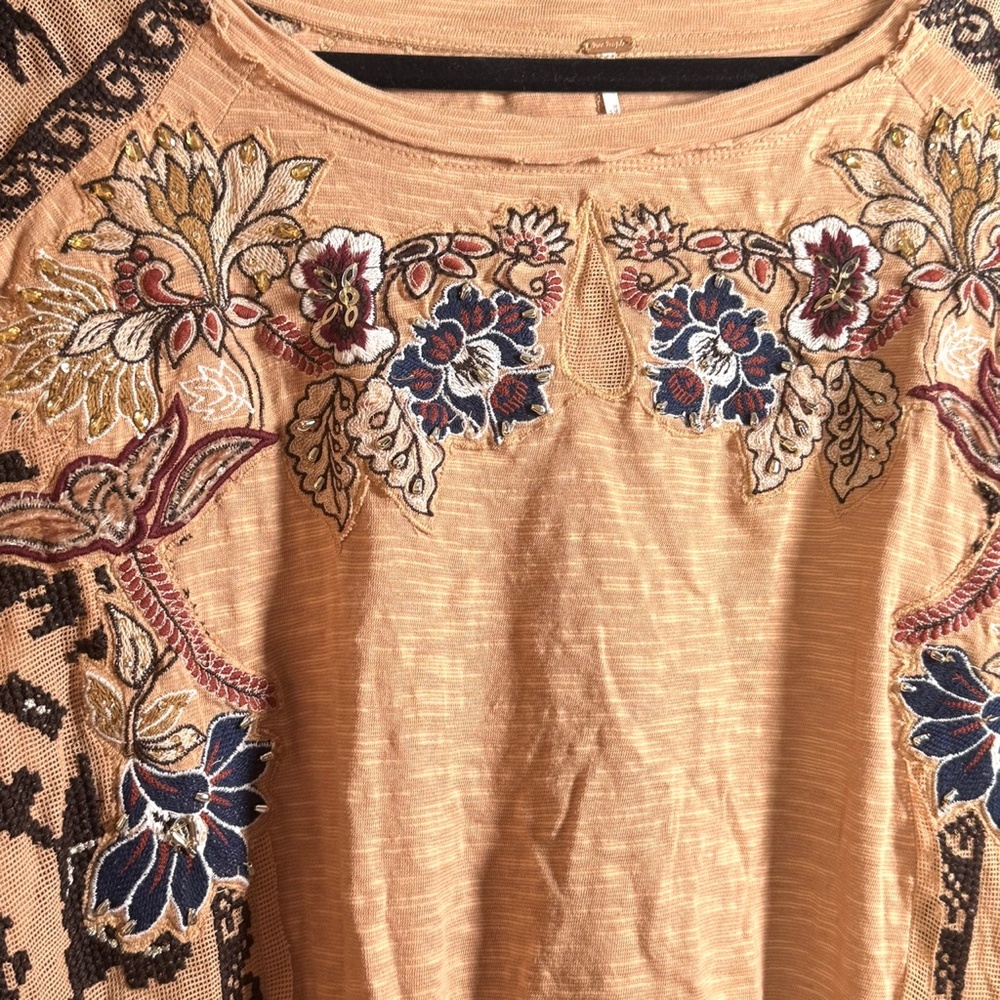 FREE PEOPLE TAN EMBROIDERED LONG SLEEVED BOHO T-SHIRT SZ M - Picture 4 of 5